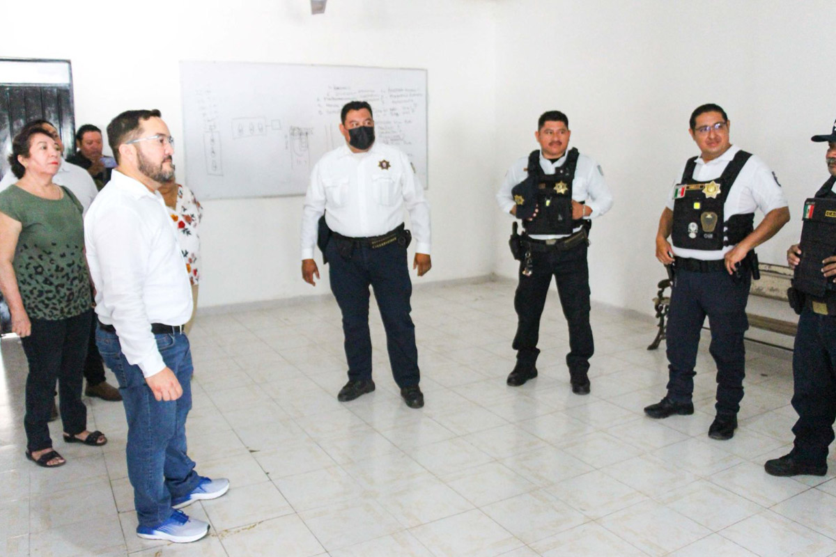 Acompañado del director de la Policía Municipal, Armando Chuil Chi, del comandante operativo Carlos Cesar Canul Collí y por regidores de la alcaldía de Calkiní, el edil recorrió las instalaciones de la corporación policiaca para constatar las condiciones en la que se encuentra, con el fin de tomar acciones para su mejoramiento.