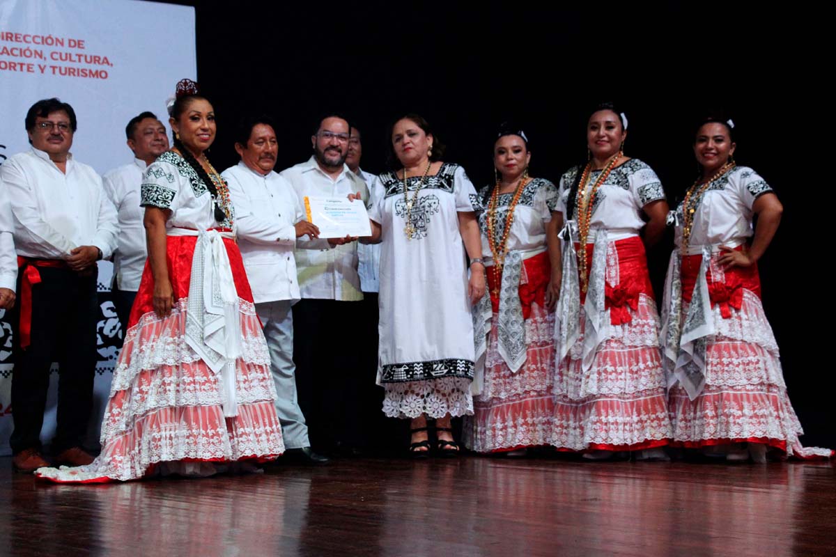 Con el orgullo de ser campechano, de esta tierra linda, el escenario se vistió de bonitos bailables, música de ensoñación convertida en bellos cantos y poesías dedicadas a este Campeche de todos y que juntos celebramos con beneplácito el 484 Aniversario de su fundación como la primera villa en la península de Yucatán.