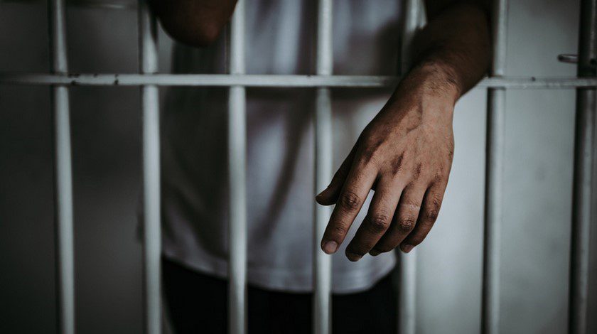 cuando la víctima contaba con siete años de edad y aprovechando que es nieta de su pareja sentimental, el acusado ejecutó tocamientos lascivos, además de agredirla sexualmente en el interior del domicilio familiar, siendo la última ocasión en enero del presente año.