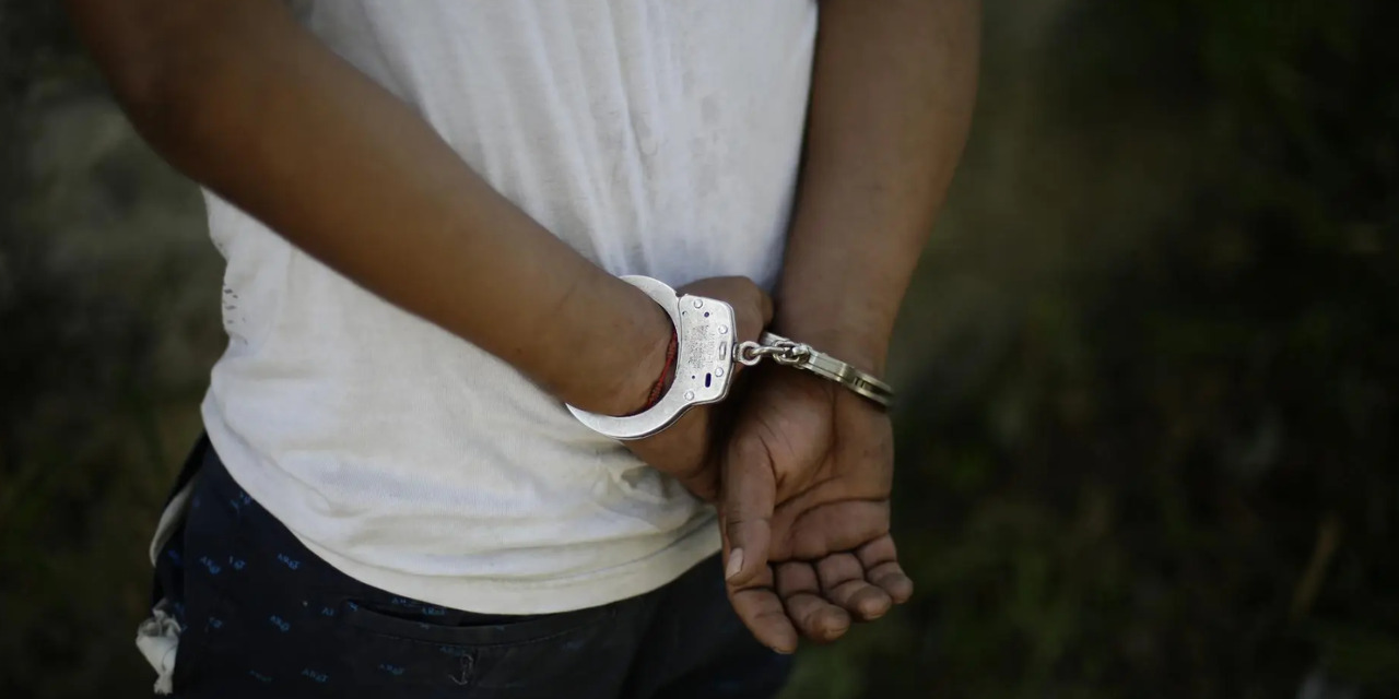 Los hechos que motivaron la denuncia que constan en la causa penal 394/2024, ocurrieron en la colonia Salvador Alvarado Oriente, cuando el inculpado se encontraba a unos metros del domicilio de su madre, contra quien cometió actos abusivos de poder ya que la agredió de manera psicológica, amenazándola para que le diera dinero, razón por la que fue detenido por elementos de la SSP.