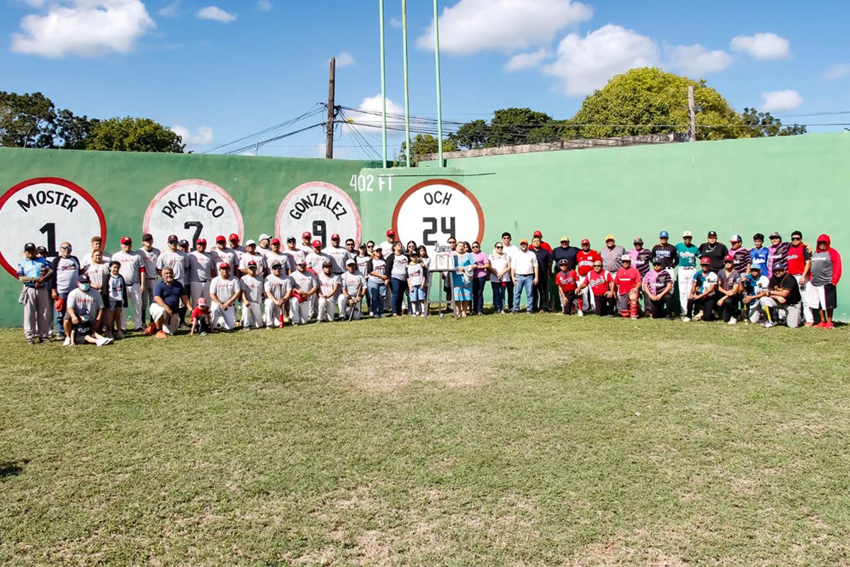 Durante la ceremonia, se develó el número 24 como un símbolo eterno de su memoria, en presencia de familiares, amigos, compañeros, y los integrantes de los equipos Pulpos de Calkiní y Jaguares de Mariesti de Campeche, evento deportivo organizado en las instalaciones del Estadio Roque Sánchez Espadas.