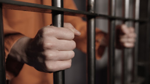 Los hechos, base de la denuncia judicializada bajo la causa penal 09/2025, ocurrieron el pasado 20 de enero, cuando el imputado estando en el interior de un cuarto de una posada en el Centro de Maxcanú, presuntamente aprovechó que es su novia para imponerle la cópula, a pesar de ser menor de edad.
