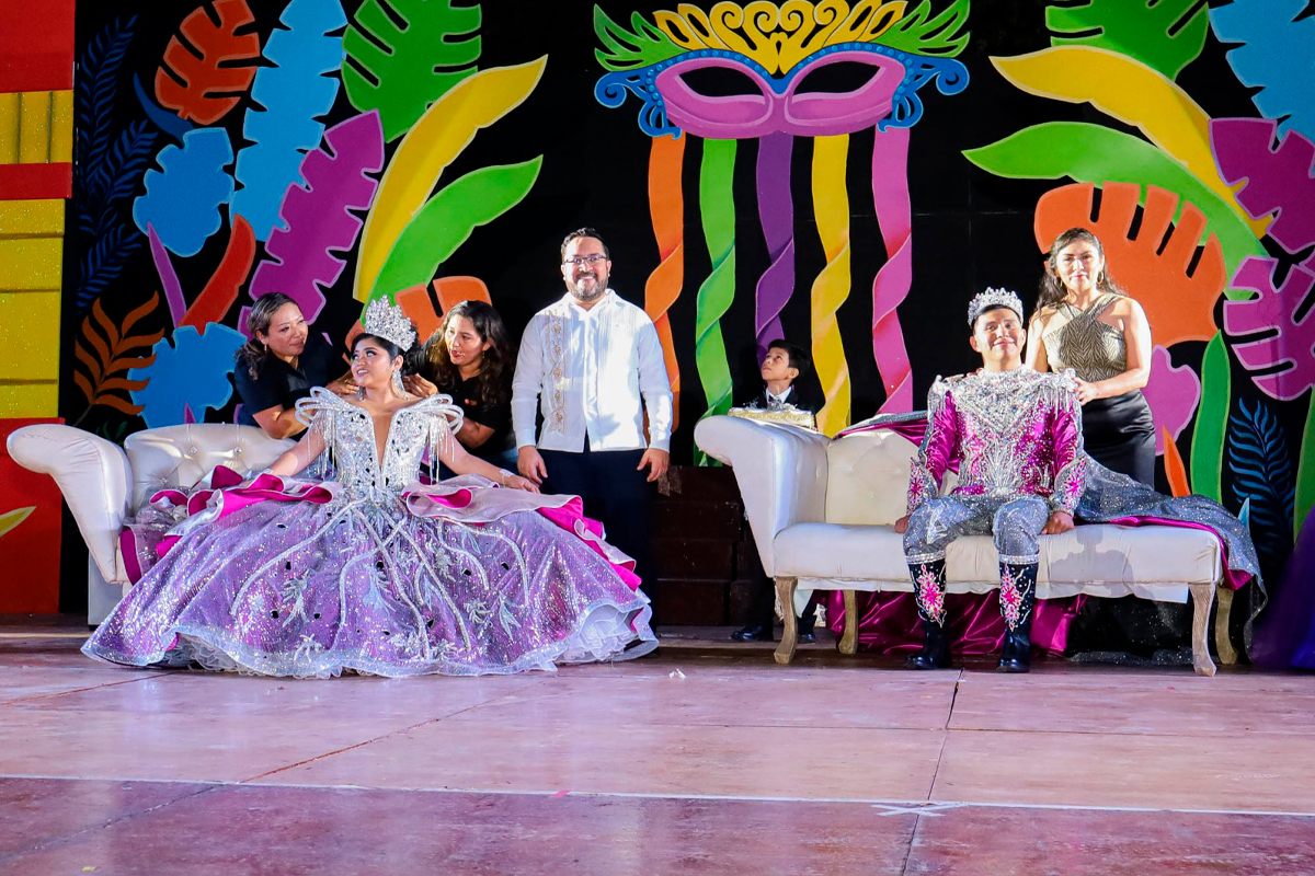 El alcalde Milton Ulises Millán Atoche, junto a su distinguida esposa, la Mtra. Guadalupe González Canto, presidenta del DIF Municipal, colocó las coronas a los soberanos en el marco de esta emblemática festividad que celebra la identidad, la tradición y la alegría del pueblo. Además, entregaron reconocimientos a los Reyes del Carnaval 2024, Laura I y Ariel I, por su destacada participación.