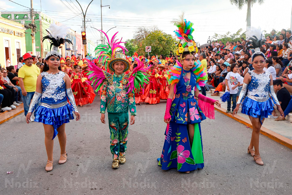 Con una propuesta moderna, el Jardín de Niños Leyes de Reforma presentó una danza animada "De Punta" , mientras que el Colegio Montessori transportó a los asistentes al pasado con su "Estudiantina Retro" .
