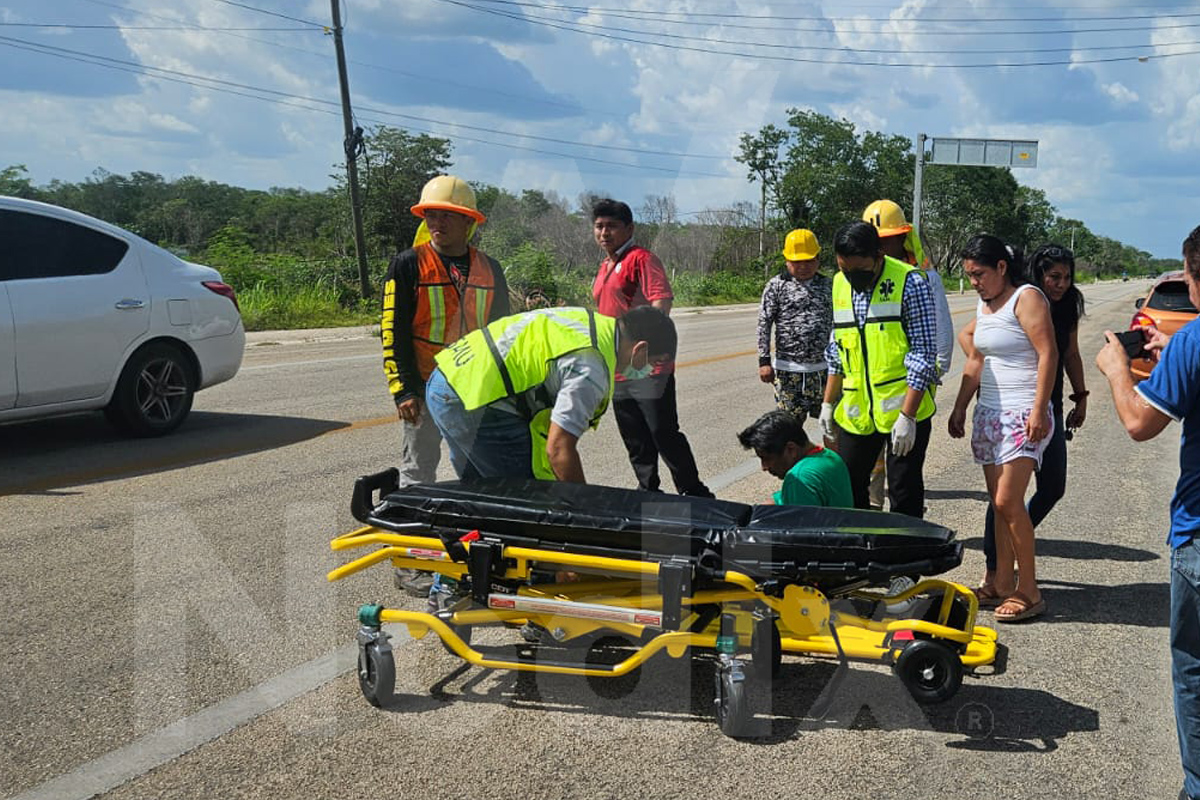 un hombre de 55 años resultó policontundido tras caer de la motocicleta, presentando lesiones en la rodilla derecha y dolor en la cadera, siendo también llevado al mismo hospital para su atención médica.