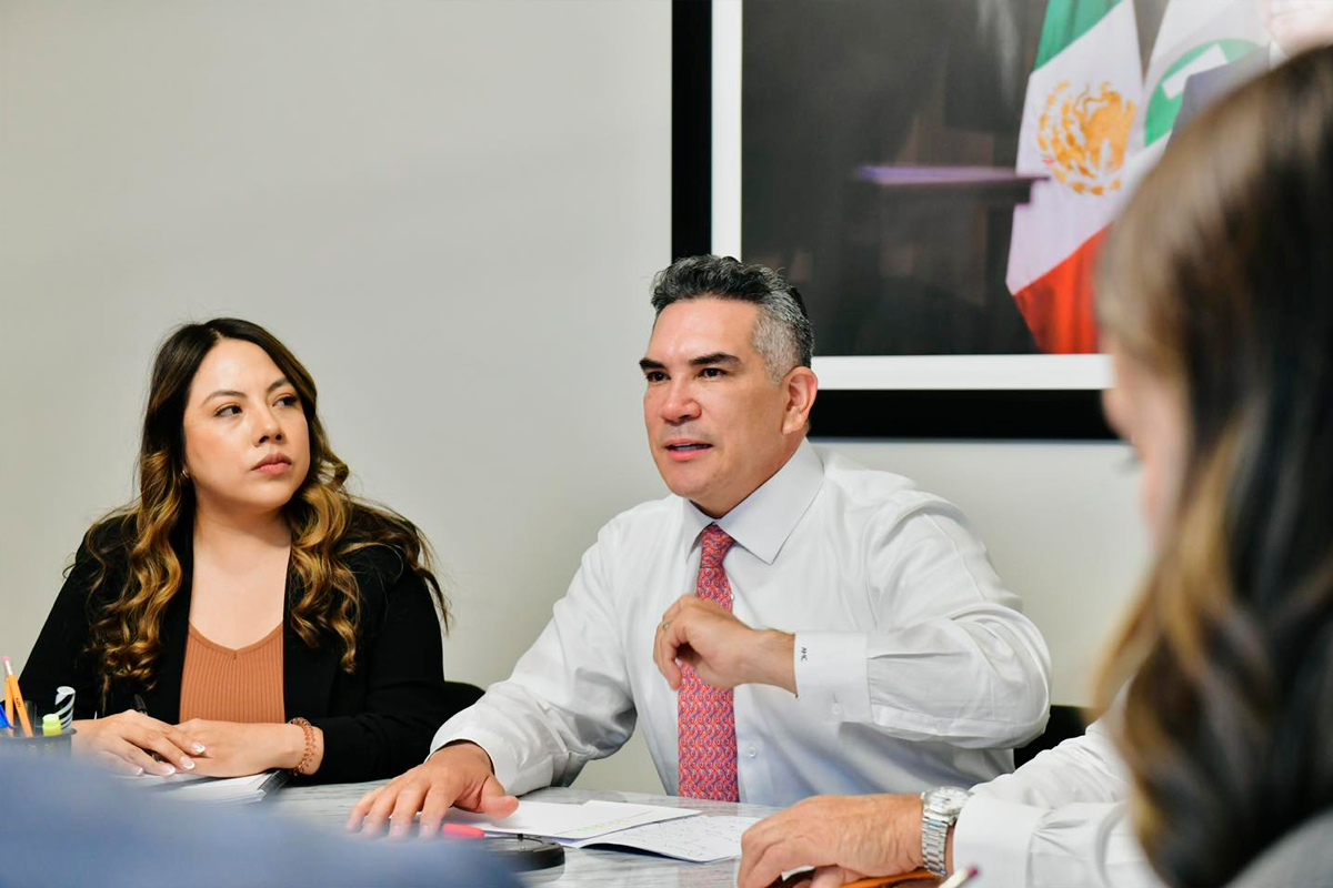 El expediente en contra del legislador priista incluye cinco carpetas de investigación integradas por la Fiscalía Especializada en Combate a la Corrupción de Campeche. Dichas indagatorias lo señalan por presunto ejercicio indebido del servicio público y corrupción durante el periodo en que se desempeñó como gobernador de esa entidad.