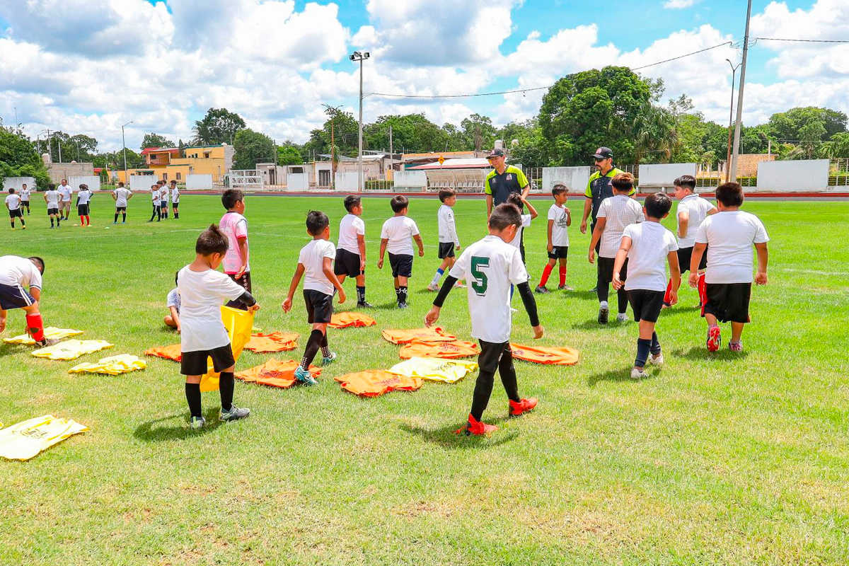 El evento tuvo lugar en el campo deportivo Salvador Rodríguez, conocido como “La Pista”, donde padres de familia y autoridades presenciaron tanto la firma del convenio como las visorias realizadas, en las que los niños y jóvenes disfrutaron de un encuentro deportivo.