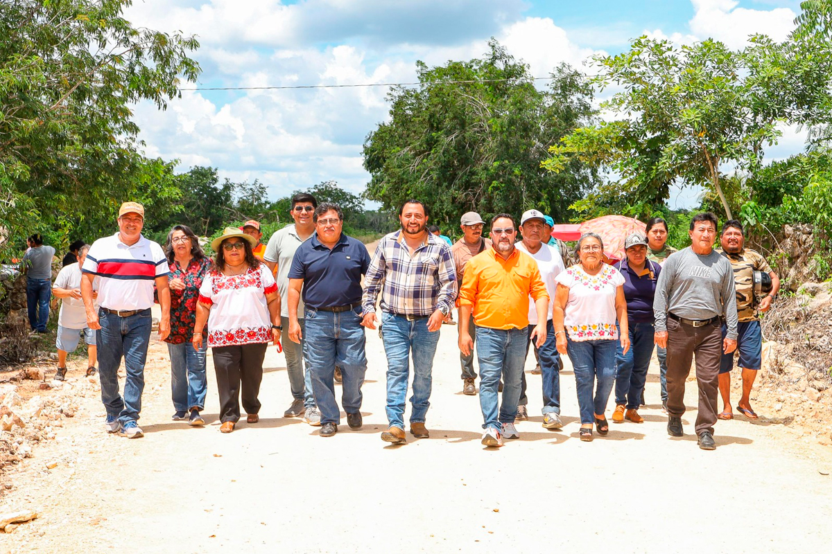 Cumpliendo su palabra y compromiso con los productores, el Presidente Municipal afirmó que se continuará apoyando al campo con obras que faciliten el acceso a las zonas de cultivo, fortaleciendo así la economía y productividad de los agricultores calkinienses.