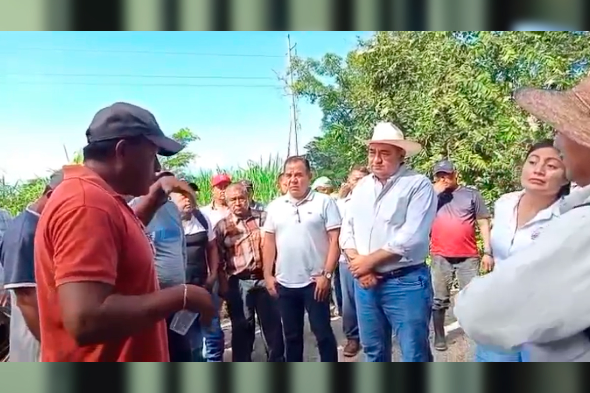 Hace quince días, las autoridades municipales, encabezadas por el presidente Jaime Muñoz Morfín, acordaron realizar trabajos de mantenimiento en la vía, siempre que los pobladores limpiaran un área específica, lo cual cumplieron. Sin embargo, hasta el momento no ha llegado maquinaria ni personal del municipio.