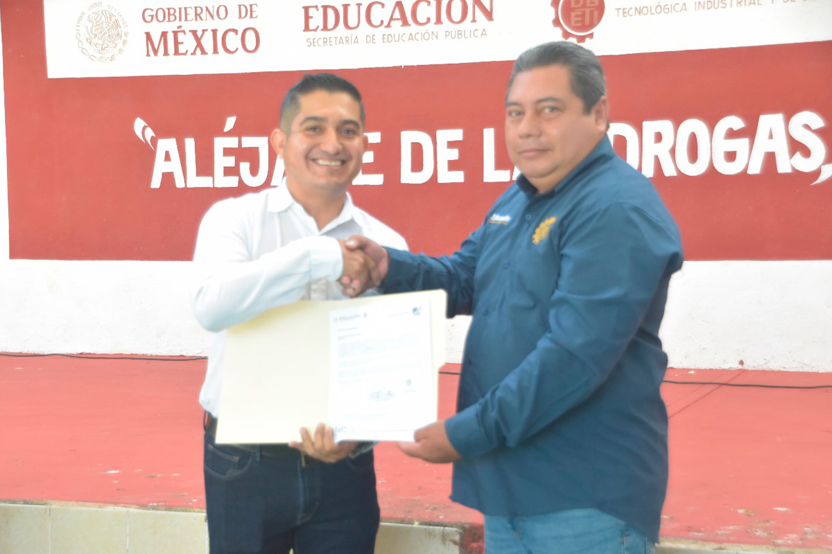 Cuevas Pech, quien se desempeñaba como Subdirector Académico, cumplió con todos los requisitos establecidos por la USICAM y la DGETI, consolidándose como la persona idónea para liderar el proyecto educativo del plantel, que se ha posicionado como uno de los mejores de la entidad.
