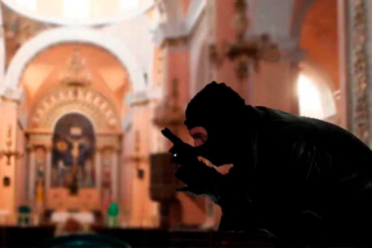 El encausado ingresó al predio acompañado por otra persona, para después golpear y someter al propietario, quien desempeña labores como sacerdote.