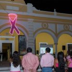 Calkiní se ilumina de rosa en apoyo a la lucha contra el cáncer de mama