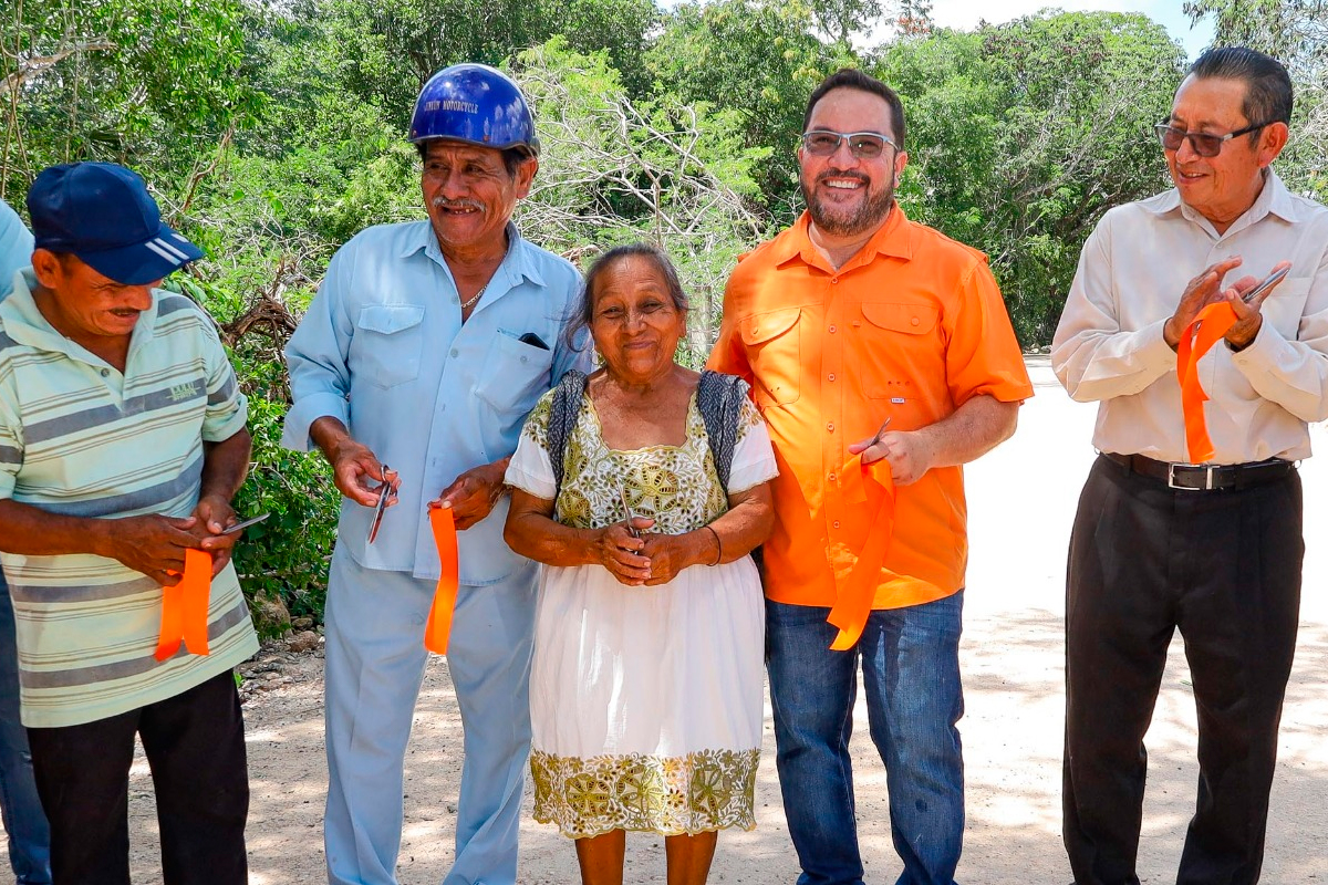Con una inversión de $2,306,891.04, se construyeron 2,300 metros lineales de camino rural, beneficiando de forma directa a más de 25 familias dedicadas a la actividad agropecuaria en la región.