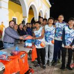 Millán Atoche entrega uniformes a equipos que participarán en los juegos CONADE 2026